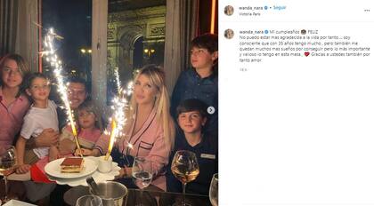 Wanda Nara rodeada de toda su familia durante la celebración de su cumpleaños en un exclusivo restaurante en París (Crédito: Instagram/@wanda_nara)