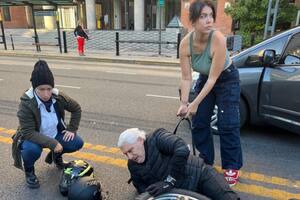 Wanda Nara se bajó a asistir al conductor de la moto que se accidentó