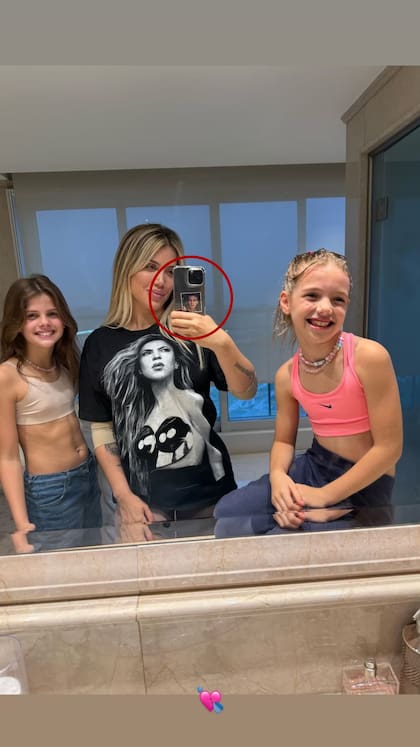 Wanda Nara sumó a su colección de fundas para el celular, una con la cara de L-Gante (Foto: Instagram @wanda_nara)