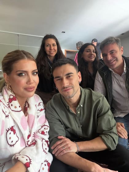 Wanda Nara y Agustín Bernasconi en el rodaje de la película ¿Querés ser mi hijo? (Foto: Instagram @wanda_nara)