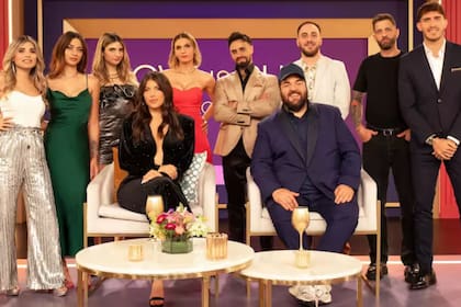 Wanda Nara y Darío Barassi junto a Emily Ceco, Santiago Martínez y otros participantes de Love is Blind