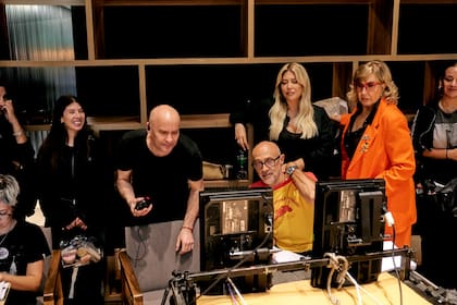 Wanda Nara y Georgina Barbarossa ven cómo quedó su escena desde el sector donde están apostados los monitores verticales. "Está re buena", acota la conductora de MasterChef Celebrity