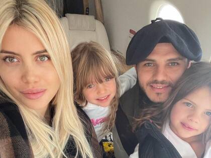 Wanda Nara y Mauro Icardi junto a sus hijas, Francesca e Isabella