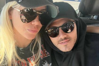 Wanda Nara y Mauro Icardi juntos en el aeropuerto, en París, a punto de partir hacia Ibiza