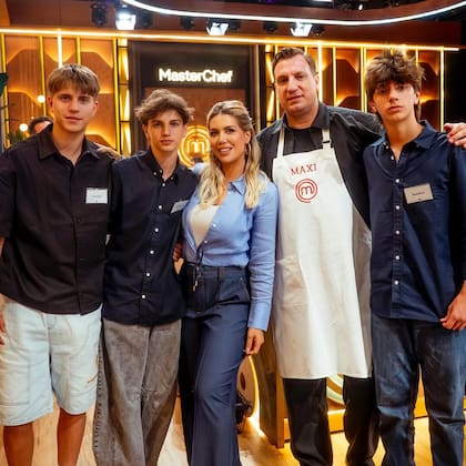 Wanda Nara y Maxi López junto a sus hijos Valentino, Constantino y Benedicto en MasterChef (Foto: Instagram @wanda_nara)