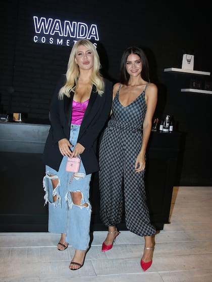 Wanda Nara y su hermana Zaira, en la inauguración de su local en el Abasto