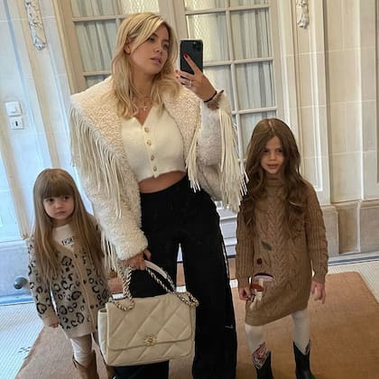 Wanda Nara y sus hijas Francesca e Isabella en su casa de París