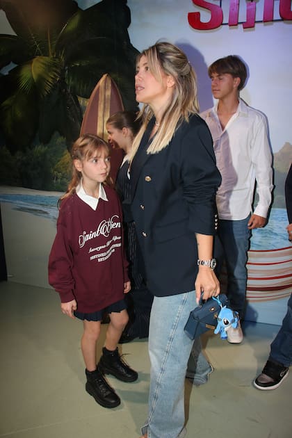 Wanda optó por combinar un blazer sastrero en un tono azul oscuro con una remera básica blanca y jeans en azul claro de tiro alto. Para completar, llevó una mini cartera y sandalia en color nude