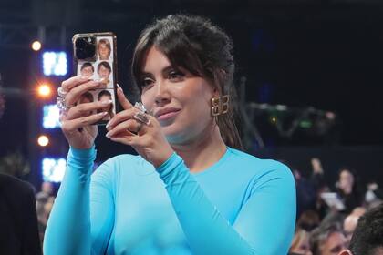 Wanda sacó fotos con su celular, que estaba protegido con una funda decorada con una foto de sus cinco hijos.