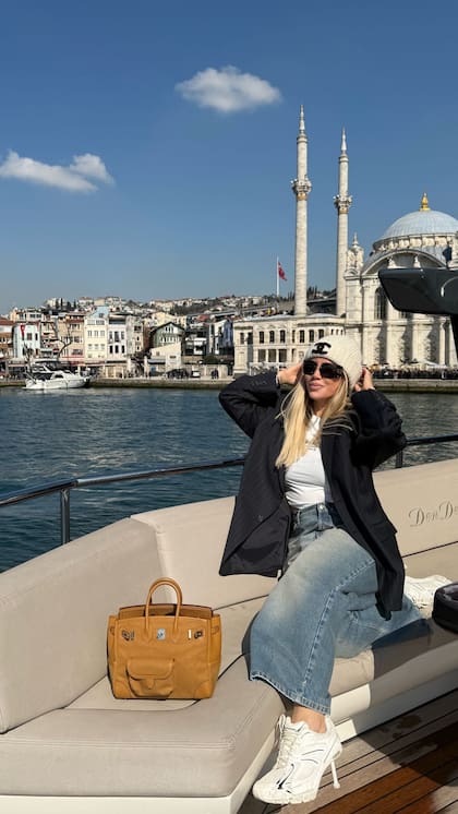 Wanda salió a recorrer Estambul en un bote