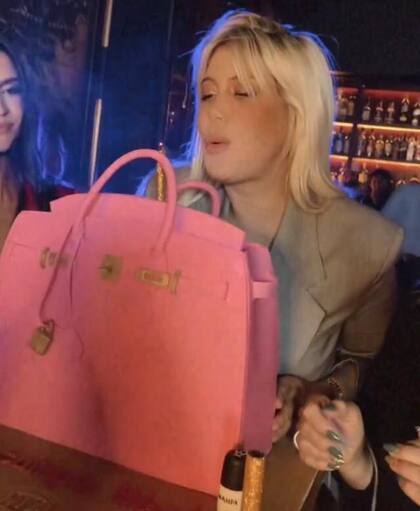 Wanda sopló las velitas rodeada de sus amigos