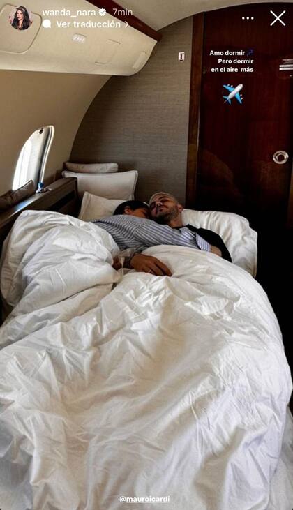 Wanda y Mauro durmieron acurrucados en el avión rumbo a Turquía (Foto: Instagram @wanda_nara)