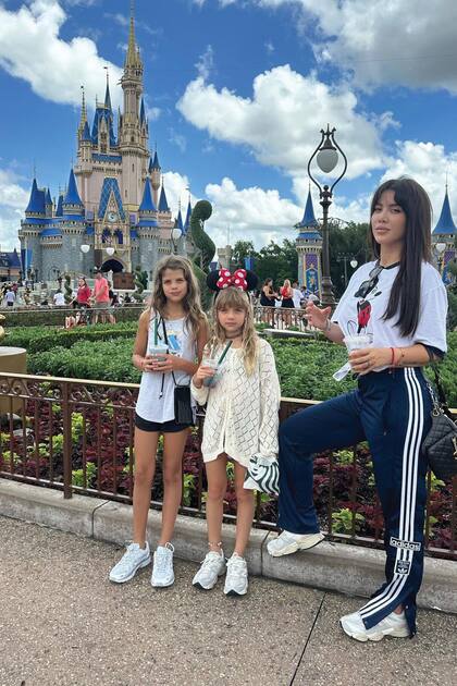 Wanda y sus herederas posan con el mítico castillo de Cenicienta como telón de fondo en Magic Kingdom.