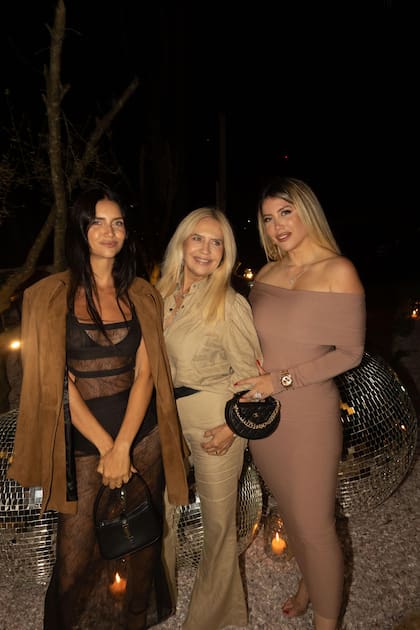 Wanda y Zaira Nara con su mamá en un evento