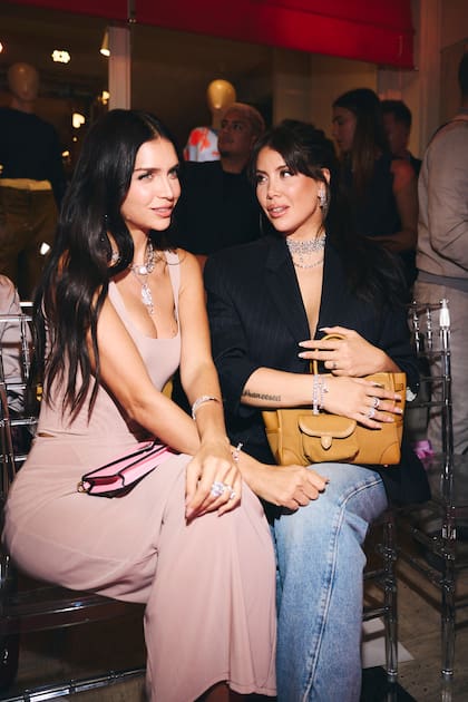 Wanda y Zaira Nara encabezaron el front row con joyas de Swarovski.