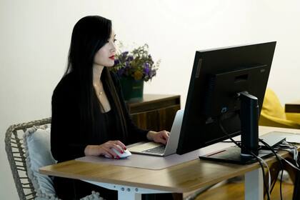 Wang ahorra gran parte de su salario con el fin de garantizar su futuro y el de su familia