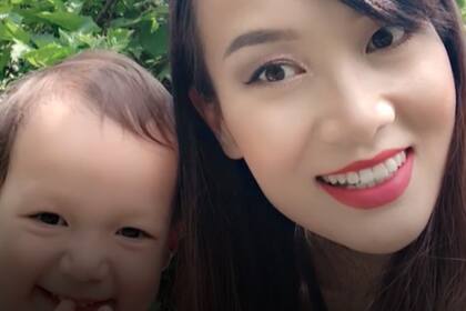 Wang se transformó en madre soltera mientras atravesaba problemas económicos