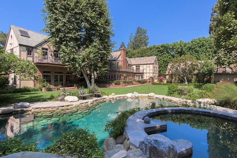 Una de las mansiones que compró Jeff Bezos en Beverly Hills