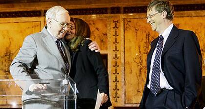 Warren Buffet (izq.), con Melinda y Bill Gates, fundadores de The Giving Pledge