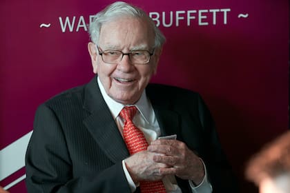 Warren Buffett, presidente y CEO de Berkshire Hathaway, juega al bridge durante la reunión anual de accionistas en Omaha, Nebraska.