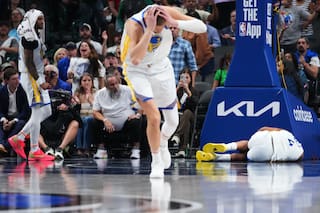 Warriors vencen 137-131 a Dallas en prórroga; Moses Moody sale en camilla