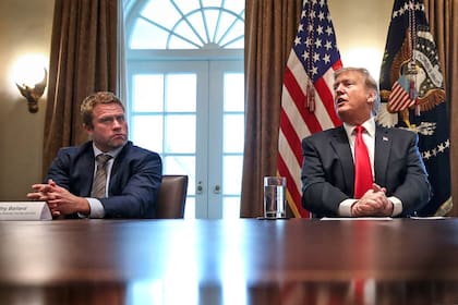Timothy Ballard, fundador y director ejecutivo de Operation Underground Railroad, escucha al presidente Donald Trump durante una reunión en la Sala del Gabinete para abordar la lucha contra la trata de personas en la frontera sur, el 1 de febrero de 2019