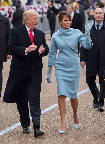 WASHINGTON, DC - JANUARY 20:   President Donald Trump and first lady Melania Trump walk in their inaugural parade on January 20, 2017 in Washington, DC.  Donald Trump was sworn-in as the 45th President of the United States. (Photo by Kevin Dietsch - Pool/Getty Images)