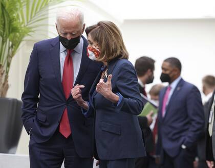 WASHINGTON, DC - OCTOBER 01: President Joe Biden talks to Speaker of the House Nancy Pelosi (D-CA) as they leave a House Democratic caucus meeting at the U.S. Capitol on October 01, 2021 in Washington, DC. Biden called the meeting in order to push through an impasse with his $1 trillion infrastructure plan.   Kevin Dietsch/Getty Images/AFP
== FOR NEWSPAPERS, INTERNET, TELCOS & TELEVISION USE ONLY ==