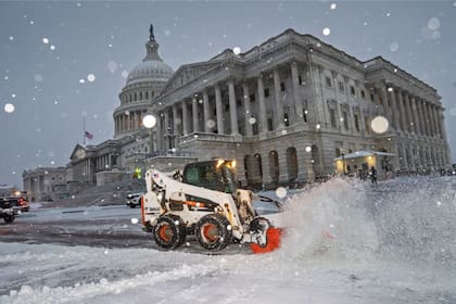 Washington DC recibió una fuerte nevada durante las horas previas a la certificación de la victoria del presidente electo Donald Trump (J. Scott Applewhite/AP)