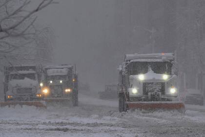 Varios camiones varados por la nieve acumulada