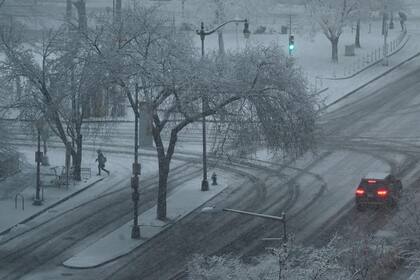 Las calles de Washington cubiertas de nieve y con poco tránsito ya que las condiciones climáticas complican la circulación