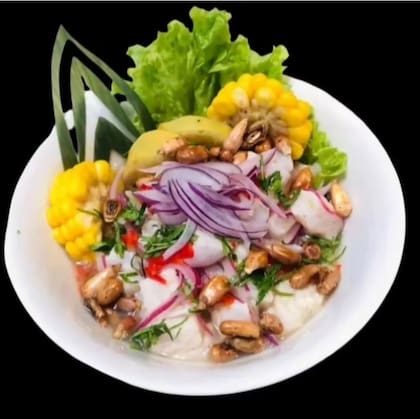 Washoku sushi propone un ceviche clásico con pesca del día y, según disponibilidad, salmón, marinados en una leche de tigre cítrica
