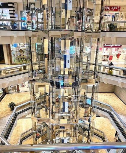Water Tower Place fue el primer centro comercial vertical en Estados Unidos