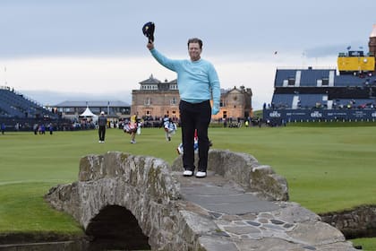 Watson cruza por última vez el Swilcan Bridge