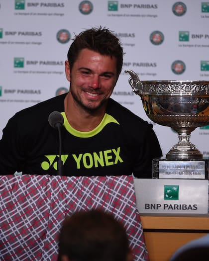 Wawrinka, en Roland Garros 2015, tras ganar la Copa de los Mosqueteros: a la rueda de prensa llevó el short tan característico que lució