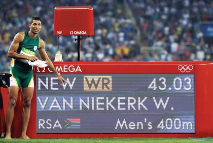 Wayde van Niekerk sumó este año el récord mundial de 300 metros planos a su histórica marca de los 400 metros hace un año en Río 2016