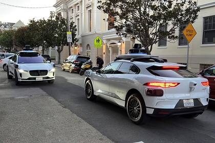Waymo domina el mercado de robotaxis con 4 millones de viajes autónomos, superando a competidores como Tesla y Amazon en expansión y tecnología