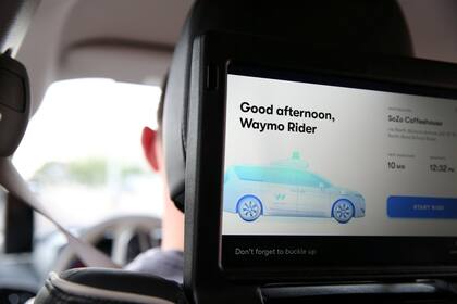 Waymo One por ahora está en una etapa de uso limitado a un grupo de usuarios que testean el servicio desde hace varios meses