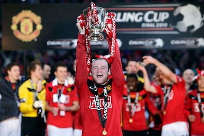 Wayne Rooney festeja el título del Manchester United en la Carling Cup