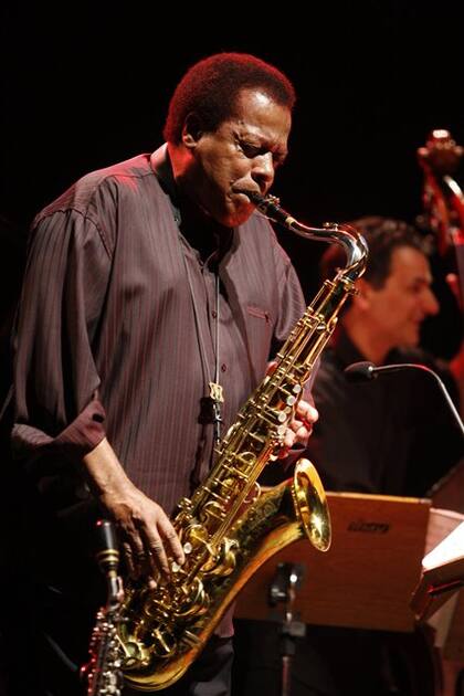 Wayne Shorter, en su última visita a la Argentina. Detrás, el perfil del bajista John Patitucci