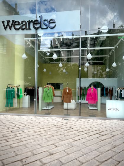 Wearelse siempre apostó por la zona: antes de abrir este local tuvo un showroom a puertas cerradas en la vecindad. 