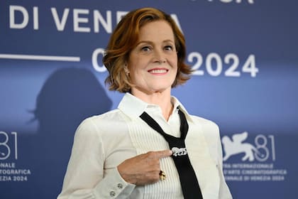 Weaver se dejó ver muy emocionada al hablar sobre Kamala Harris, la actual vicepresidenta y candidata demócrata a ocupar la presidencia de Estados Unidos. Cuando le preguntaron sobre el impacto de su actuación en el empoderamiento de las mujeres, específicamente su personaje de Ripley en Alien, y cómo podría ayudar a que Harris se convirtiera en presidenta, Weaver confesó estar “muy emocionada”. “Pensar por un momento que mi trabajo tendría algo que ver con su ascenso me hace muy feliz, en realidad, porque es verdad”, dijo. “Muchas mujeres vienen y me dan las gracias”