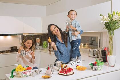 La modelo y sus chicos, en un momento de complicidad y risas en la cocina de su casa.