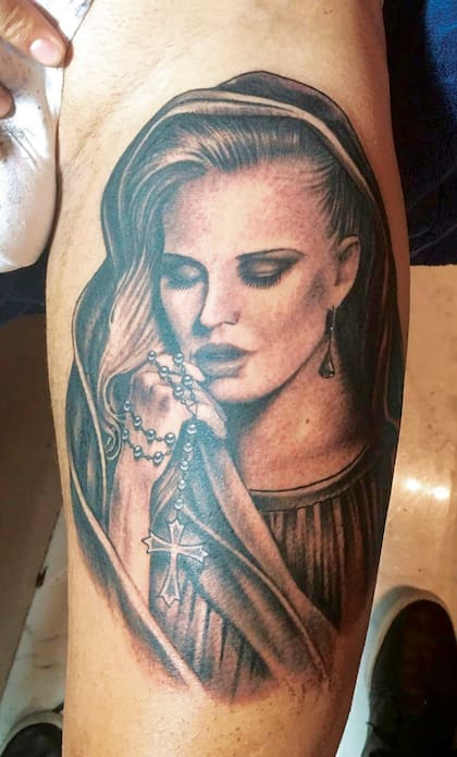 Su marido se tatuó, en una de sus piernas, su cara con un rosario. "Fue una sorpresa. Se lo hizo la primera vez que estuve enferma, cuando él estaba solo en Italia. Agarró una foto que hice para una gráfica de una peluquería y se la tatuó como si fuera una virgen", cuenta Natalie.