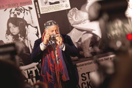 WEBER , ACUSADO, Son 15 los modelos masculinos que describieron, en una nota de The New York Times, diversos comportamientos de Weber, quien les habría exigido "desnudez innecesaria y comportamientos sexuales coercitivos"