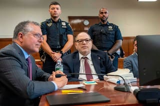 Weinstein reporta dolor de pecho y sale del tribunal durante deliberaciones en juicio por violación