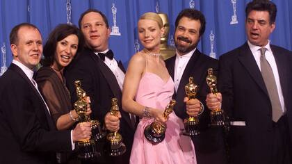Weinstein (segundo desde la izquierda), detrás de Gwyneth Paltrow, durante la entrega de los Oscars, en 1999