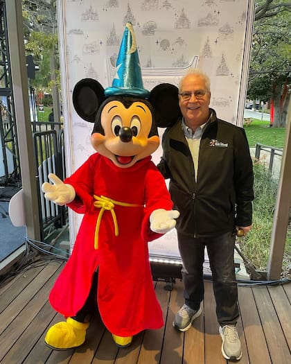 Weis se unió a Walt Disney Imagineering en 1980 y ocho meses más tarde se mudó a Japón como parte del equipo que creó Tokyo Disneyland