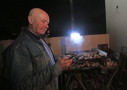 Welsh festejó su cumpleaños con asado, vino tinto y Twitter