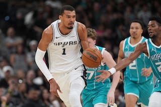 Wembanyama anota 32 puntos y captura 12 rebotes; spurs vencen a Hornets 115-102
